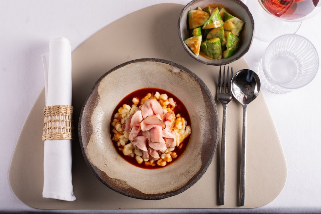 Borjúszűz paprikás, vajas nokedli, szezámos uborka saláta