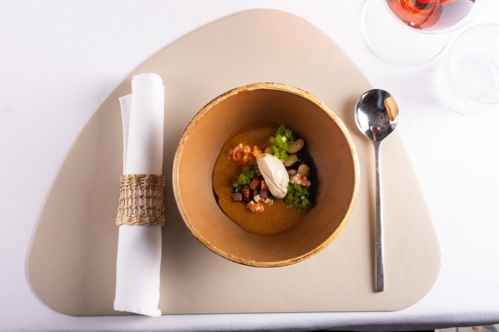 Jókai Tom yum, konfitált lóbab, angus nyelv, szójás csepegtetett tejföl, infuzionált zöldség brunoise, babér és paprikamag olaj, kovászos kenyér