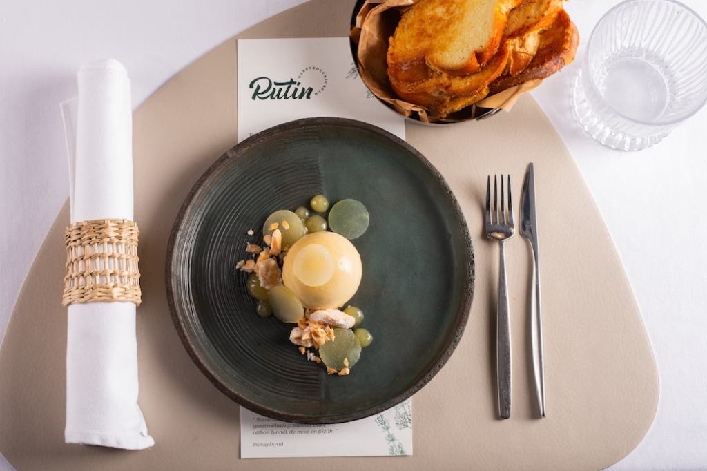 Kacsamáj ganache, kardamomos körte komopót bergamottal és citrom verbénával, kaláccsal